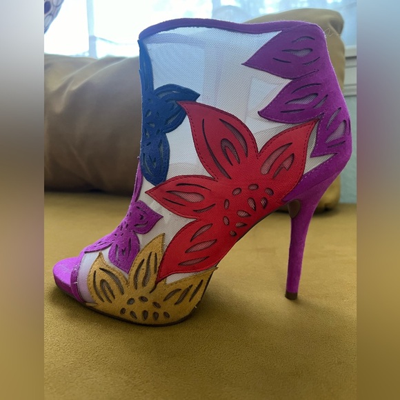 JESSICA SIMPSON
Bliths Floral & Mesh Peep-Toe Ankle Booties - Picture 4 of 11